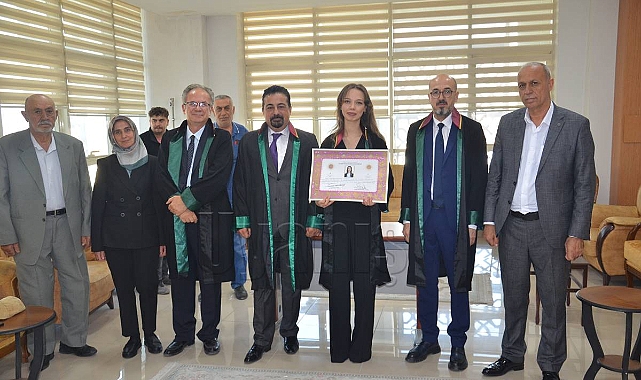 Genç Avukat Yemin Ederek Cübbesini Giydi