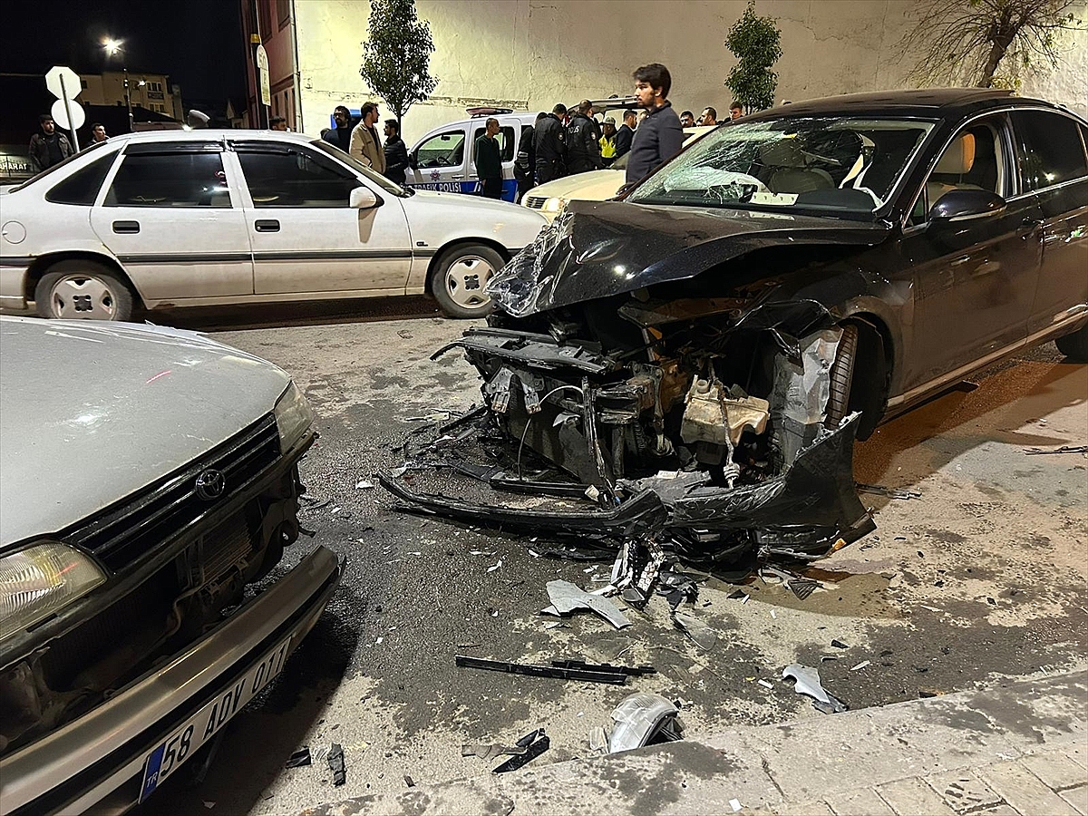Hafif ticari araç ile otomobilin çarpışması sonucu 4 kişi yaralandı