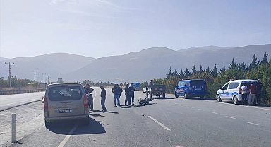 Hafif ticari araçla çarpışan motosikletin sürücüsü öldü
