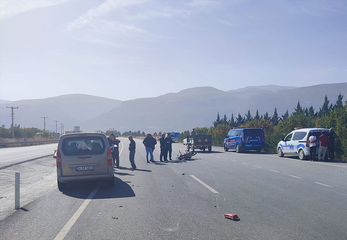 Hafif ticari araçla çarpışan motosikletin sürücüsü öldü