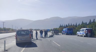 Hafif ticari araçla çarpışan motosikletin sürücüsü öldü