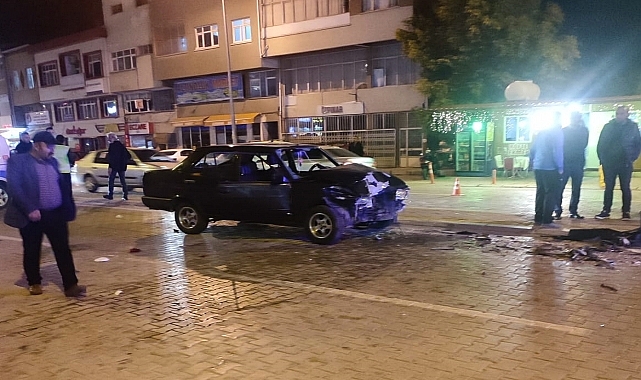 İki otomobil çarpıştı, 3 kişi yaralandı