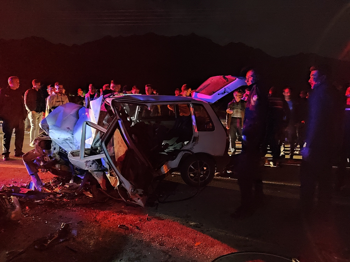 iki otomobilin çarpıştığı kazada 1 kişi öldü, 3 kişi yaralandı