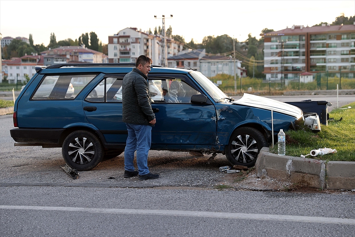 İki otomobilin çarpıştığı kazada 5 kişi yaralandı