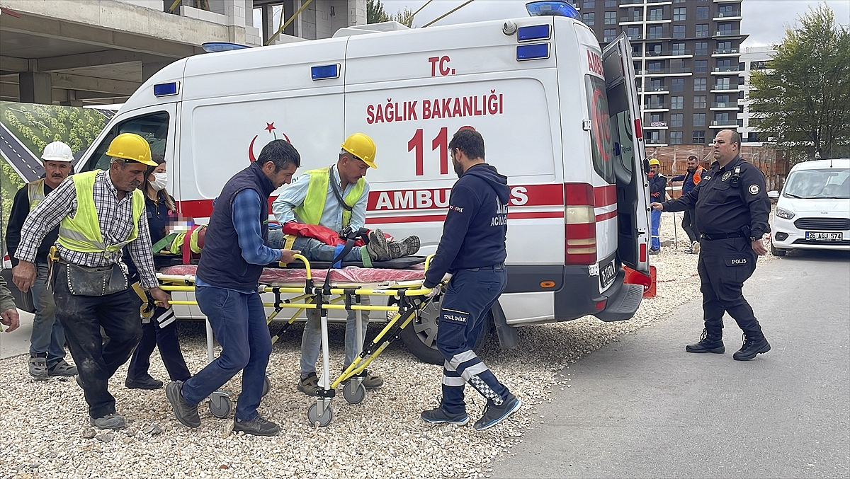 İnşaattan düşen 2 işçi yaralandı