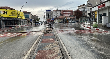 Karaman'da ana su borusu patladı, yol çöktü