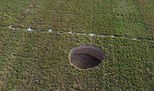 Karapınar'da yaklaşık 27 metre çapında, derinliği 12 metreyi bulan obruk oluştu