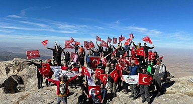 KARDOF Hacıbaba Dağında Türk Bayraklarımızı dalgalandırdı