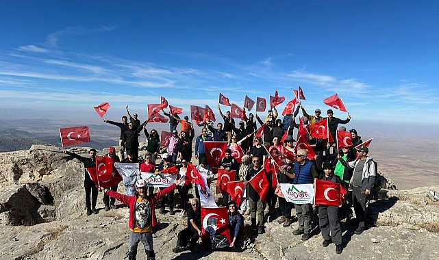KARDOF Hacıbaba Dağında Türk Bayraklarımızı dalgalandırdı