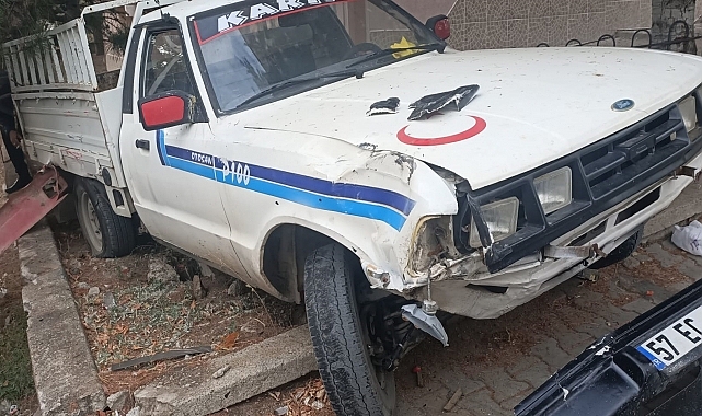 Kontrolden çıkan kamyon park halindeki 5 araca çarptı
