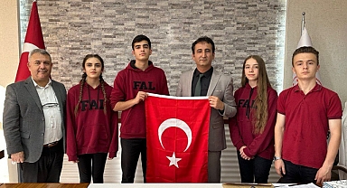 Lise Öğrencilerinden "100 Bayrak 100 Kapı Etkinliği"
