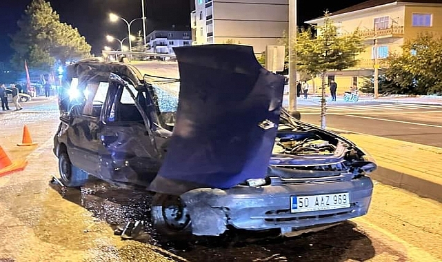 Otomobille çarpışan hafif ticari aracın sürücüsü öldü, 2 kişi yaralandı