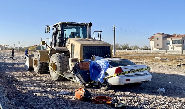 Park halindeki iş makinesine çarpan otomobilin sürücüsü öldü