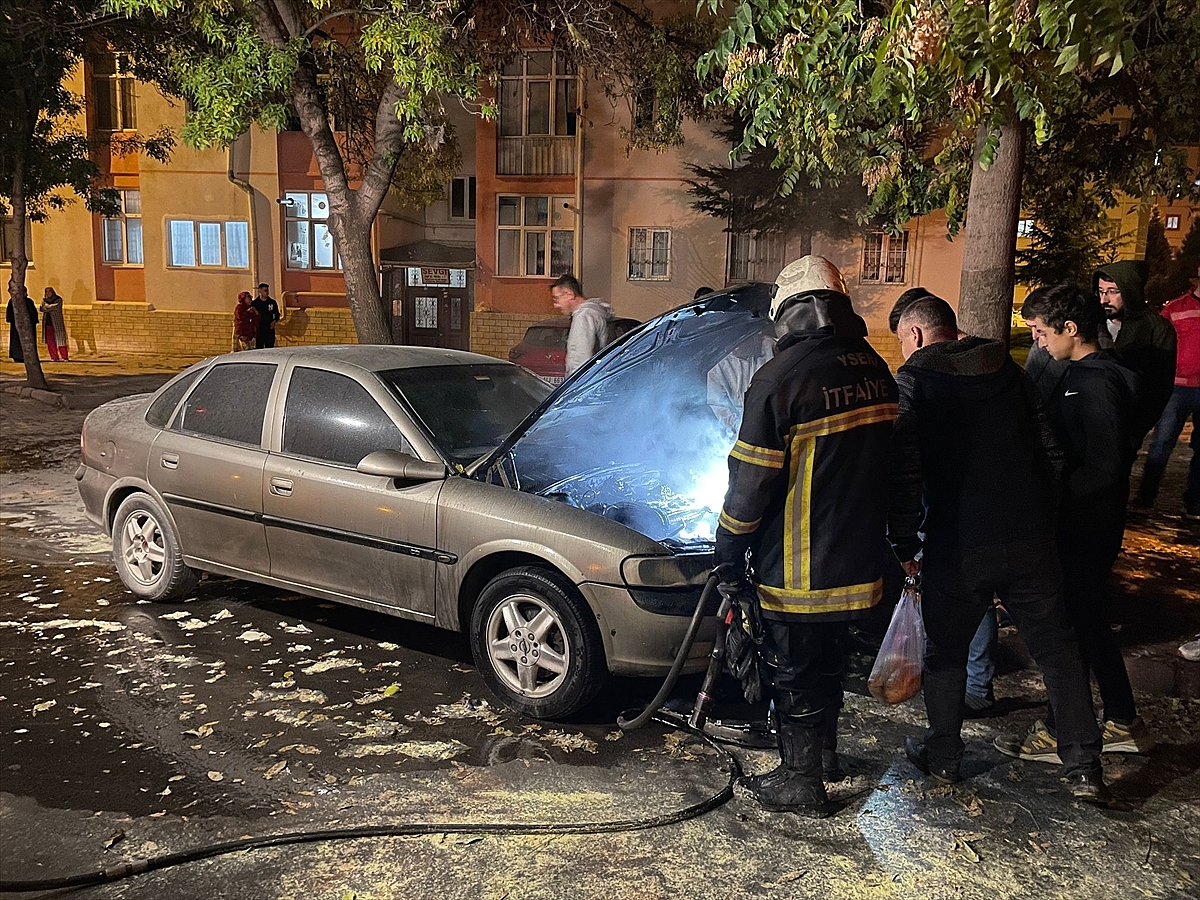 Park halindeki otomobil yandı