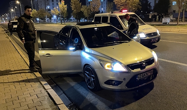Polisten kaçtıkları sırada otomobilde şoför değişikliği yapan 2 şüpheli yakalandı