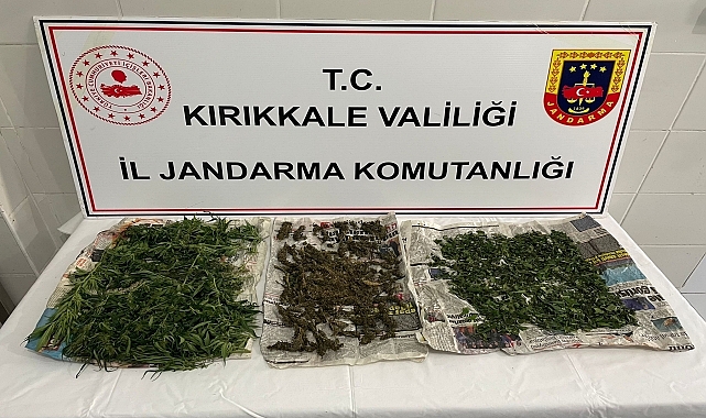 Saman yığınına gizlenmiş 1 kilogram esrar ele geçirildi