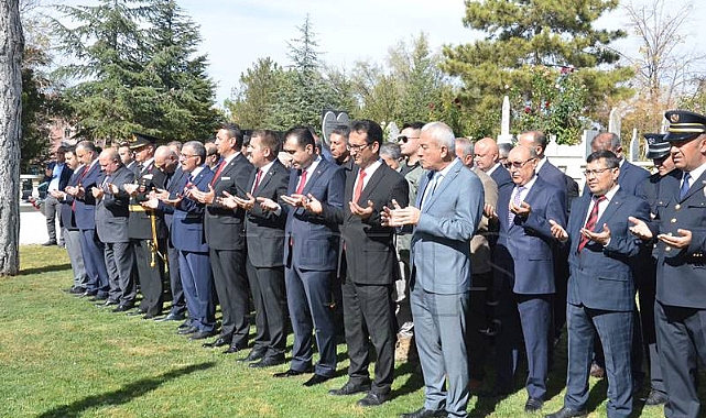 Şehitlikler ziyaret edildi