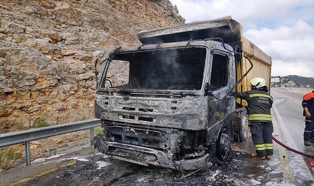 Seyir halindeki kamyonda çıkan yangın hasara yol açtı