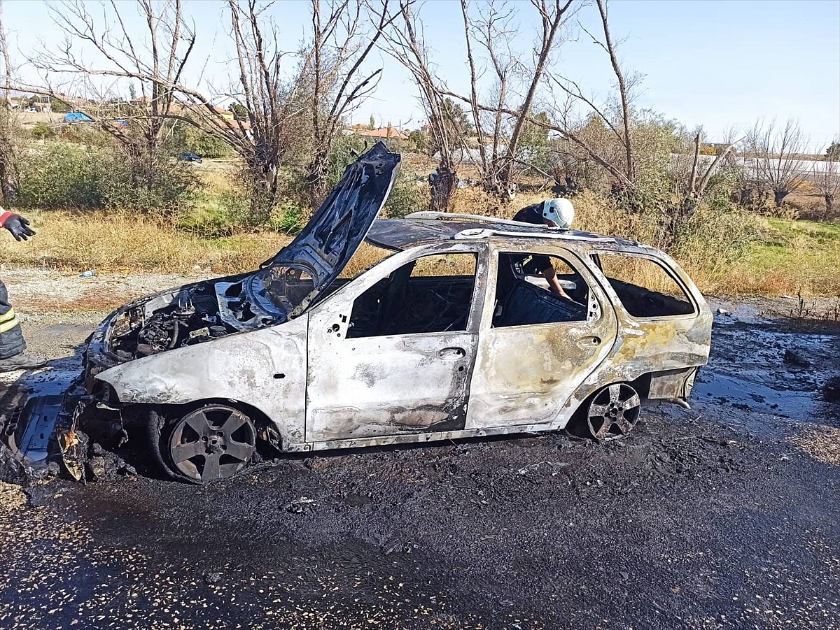 Seyir halindeki otomobil alev aldı, sürücü yaralandı