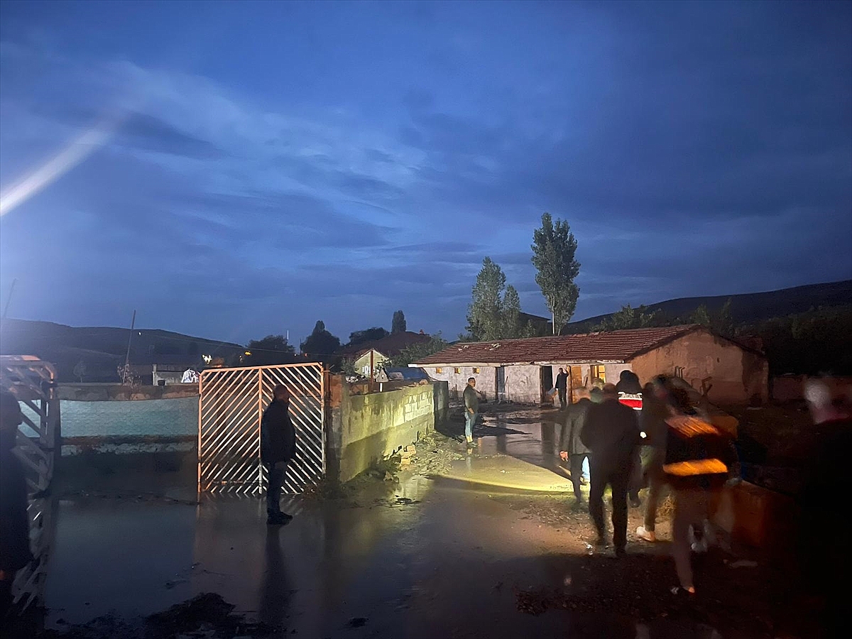 Şiddetli yağış sele neden oldu