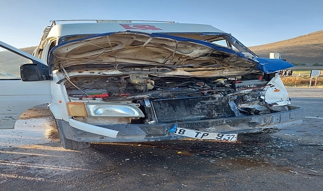 Tarım işçilerini taşıyan minibüs ile yakıt tankeri çarpıştı, 15 kişi yaralandı