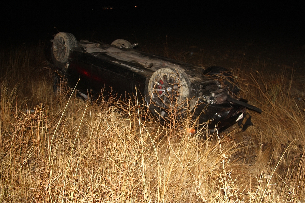 Tarlaya devrilen otomobilde 2 kişi yaralandı