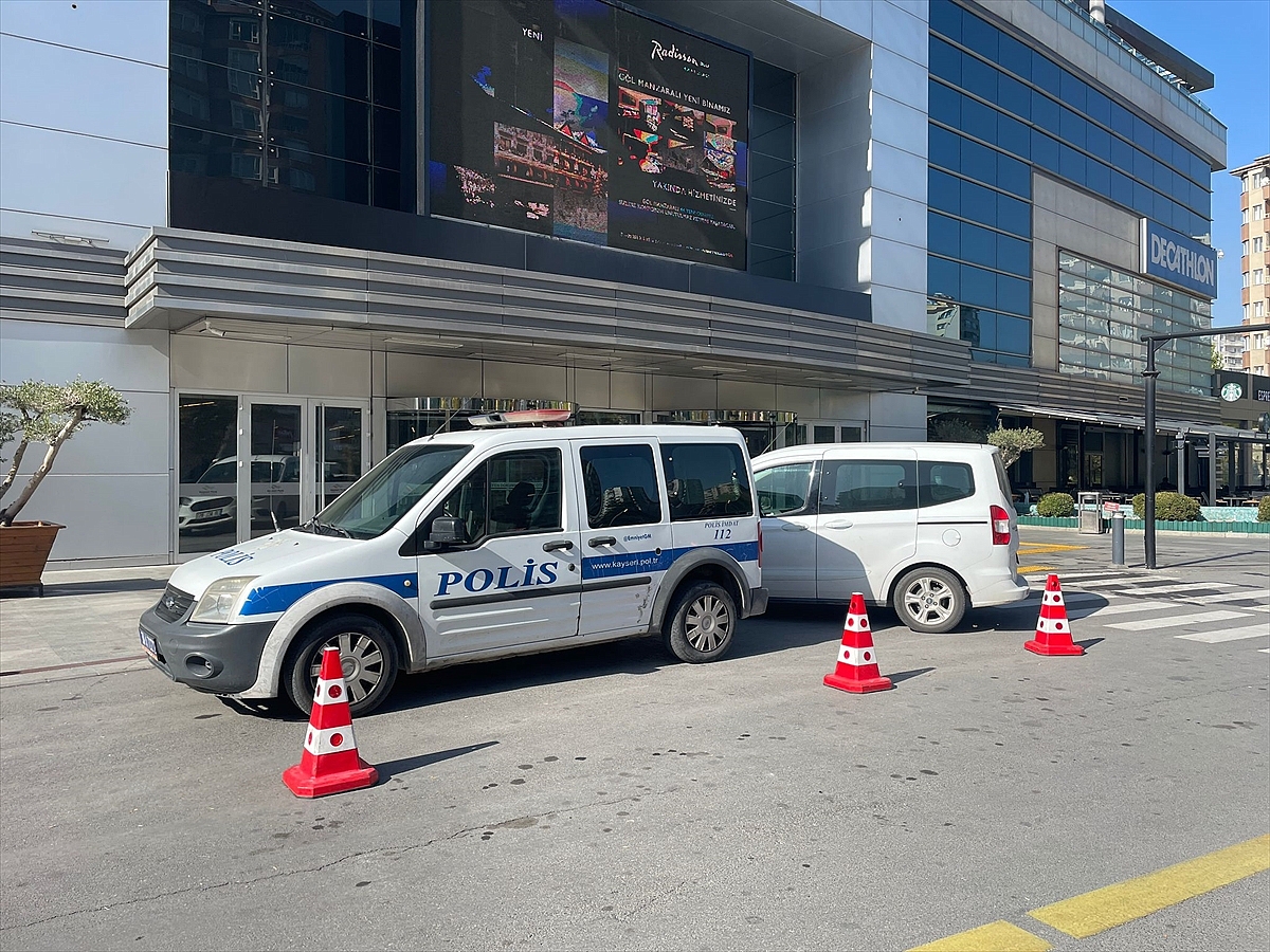 Temizlik işçisi AVM'nin mescidinde ölü bulundu
