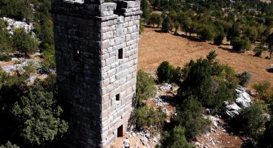 Toros Dağları'ndaki Ceceler Kulesi yıllara meydan okuyor