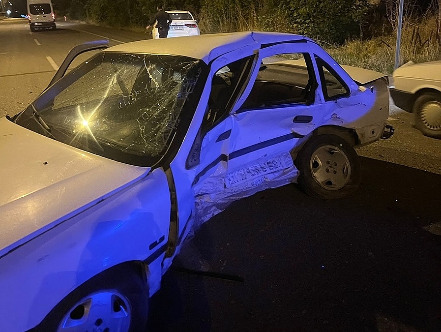 Trafik kazasında 1 kişi öldü, 2 kişi yaralandı