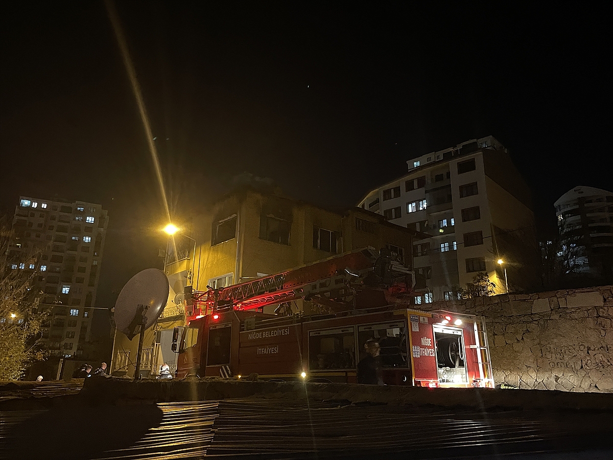 Apartmanda çıkan yangında bir kişi dumandan etkilendi