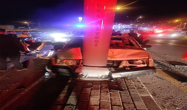 Aydınlatma direğine çarpan otomobildeki 3 kişi yaralandı