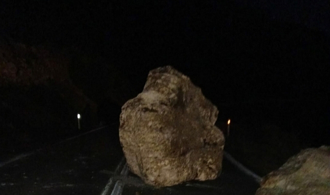Dağlardan Kopan Dev Kayalar Ermenek-Mut Yolunu Çökertti