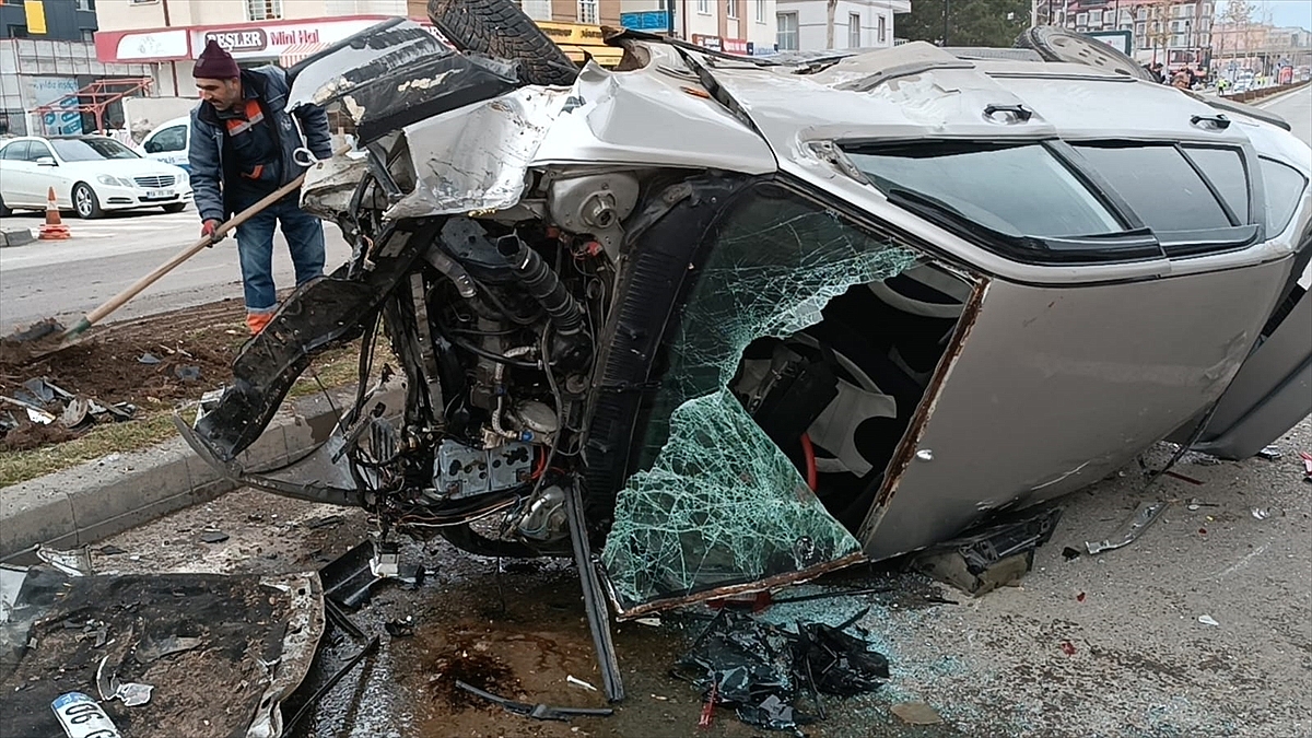 Devrilen otomobildeki 3 kişi yaralandı
