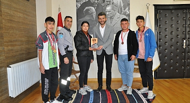 Ermenekli Sporcular Madalya Sevincini Başkan Bozcu İle Paylaştı