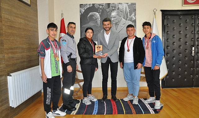 Ermenekli Sporcular Madalya Sevincini Başkan Bozcu İle Paylaştı