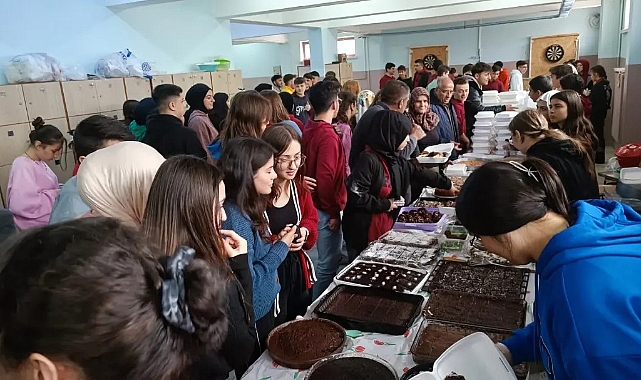 Fatih Anadolu Lisesi Filistin'e yardım için kermes düzenledi