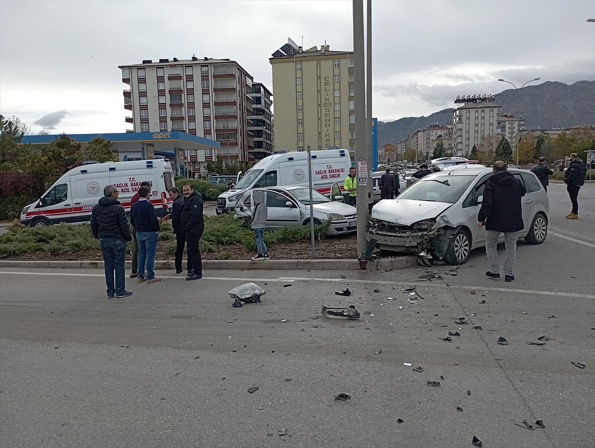 İki otomobilin çarpıştığı kazada 6 kişi yaralandı