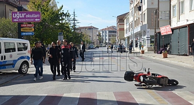 İş yerine silahlı saldırıda yoldan geçen kurye yaralandı