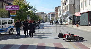 İş yerine silahlı saldırıda yoldan geçen kurye yaralandı