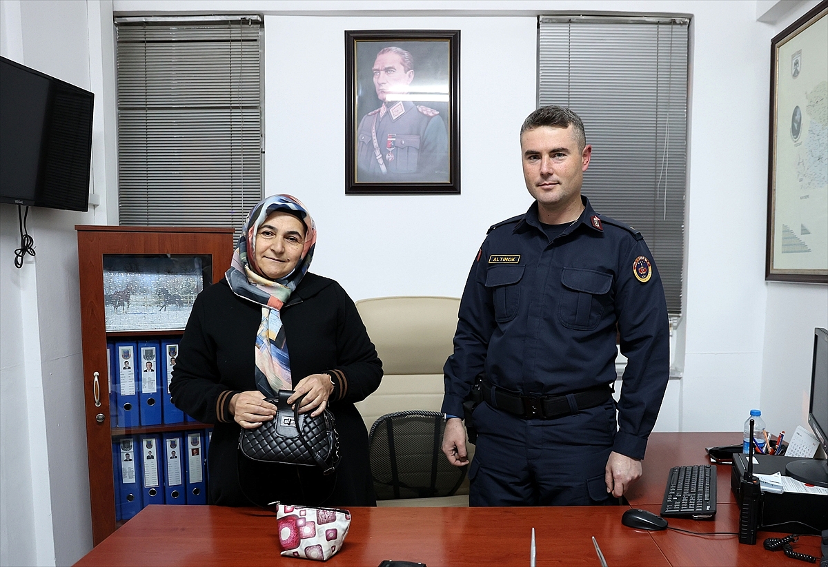Jandarmanın bulduğu içinde para ve altın olan çanta sahibine ulaştırıldı