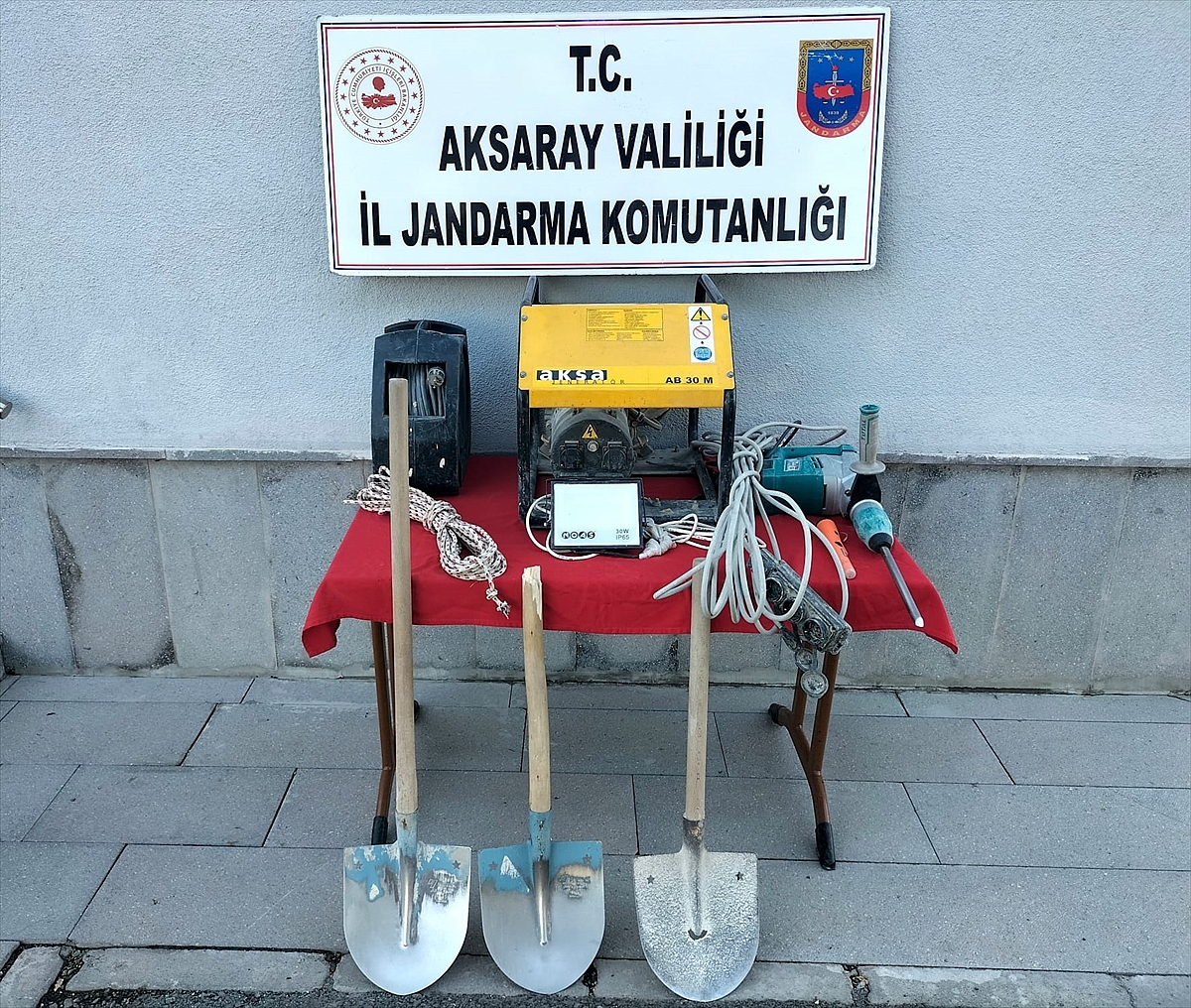Kaçak kazı yapan 5 şüpheli suçüstü yakalandı