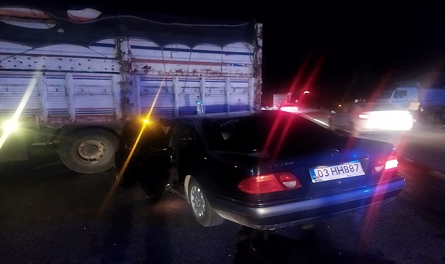 Kamyona çarpan otomobilin sürücüsü yaralandı