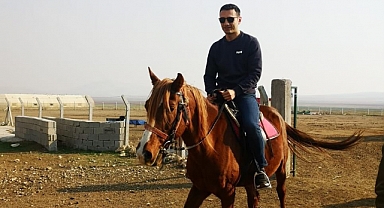 Kaymakam Kaya, at bindi. Kuzuları sevdi
