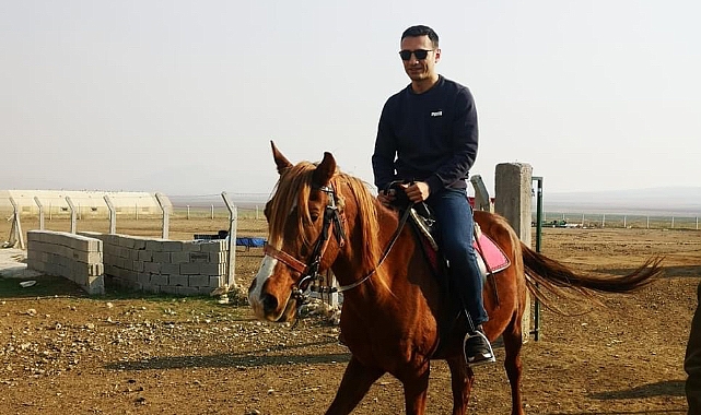 Kaymakam Kaya, at bindi. Kuzuları sevdi