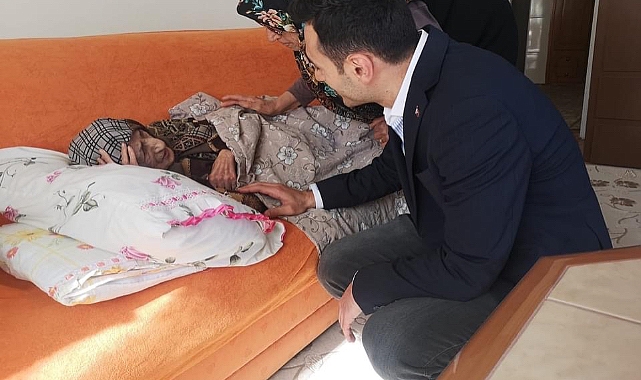 Kaymakam ve eşinden Cumhuriyetle yaşıt asırlık çınara ziyaret