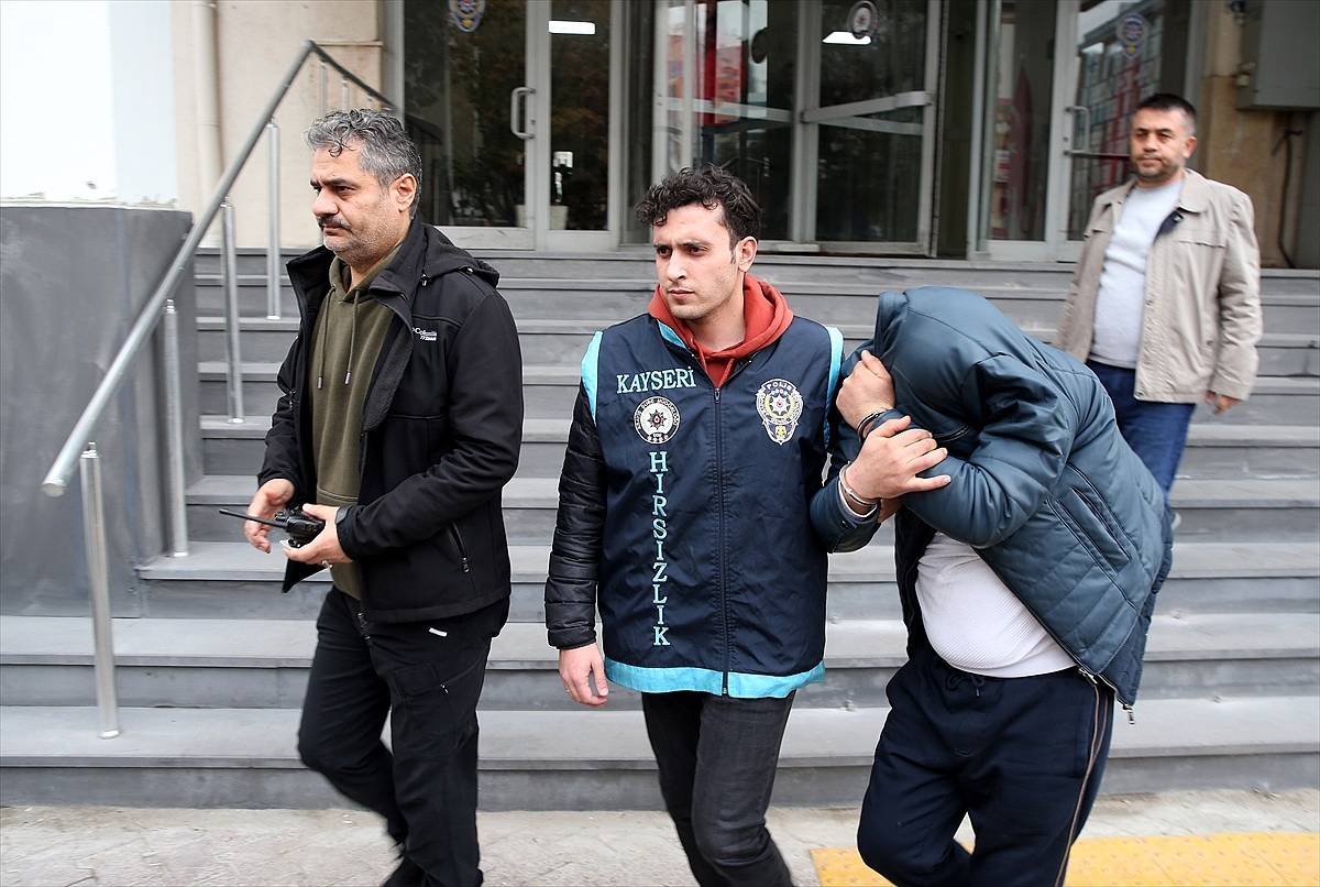 Bağ evlerinden hırsızlık yaptıkları öne sürülen 4 kişi yakalandı