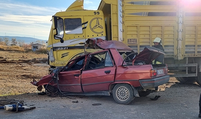 Otomobil ile kamyonun çarpıştığı kazada 2 kişi öldü, 1 kişi yaralandı