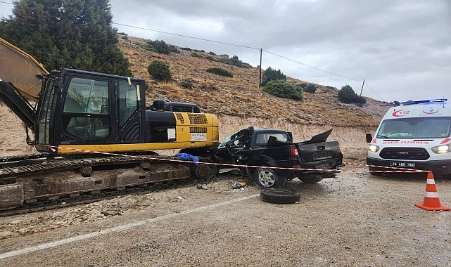 Pikabın iş makinesine çarptığı kazada aynı aileden iki kişi öldü