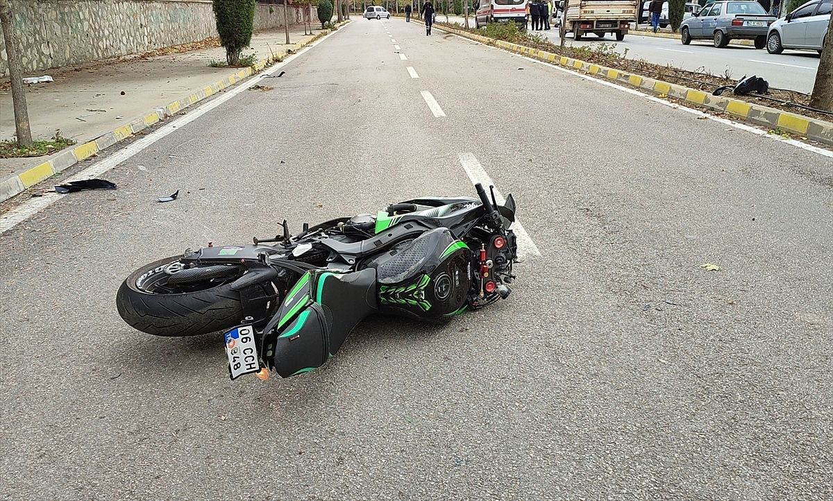 Refüjdeki ağaca çarpan yarış motosikletinin sürücüsü öldü