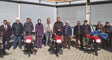 Sarıveliler'de çiftçilere el traktörü dağıtıldı